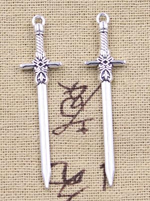 Breloques en argent antique épée poignard